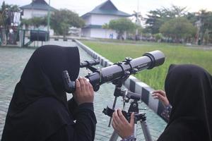 palangka raya, indonesia. 8 de marzo de 2017-estudiantes usando telescopio foto