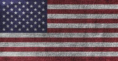 Grunge bandera americana en denim jeans texturizado concepto de fondo abstracto. la bandera nacional de estados unidos en textura de tela de mezclilla. foto