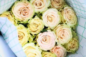 rosa blanca hermosa rosa envuelta en papel a la venta en el mercado de las flores, regalo presente en el día de san valentín.