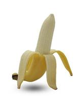 Plátano medio pelado aislado sobre fondo blanco con trazado de recorte foto