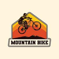 insignia de etiqueta de logotipo de bicicleta de montaña de aventura cuesta abajo dibujada a mano vector