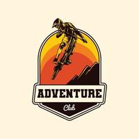 insignia de etiqueta de logotipo de bicicleta de montaña de aventura cuesta abajo dibujada a mano vector