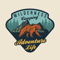 insignia de camping de aventura de oso salvaje con escena natural vector