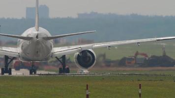 Boeing 777 Nordwind taxiando video