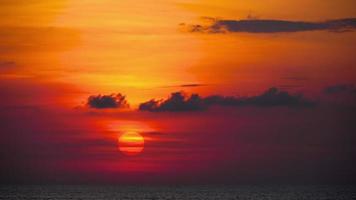rode zonsondergang over oceaan video