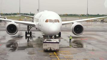 Dreamliner Thai towing to the runway video