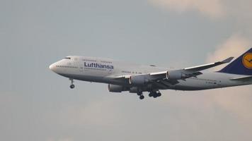 Boeing 747 Lufthansa flies, side view video