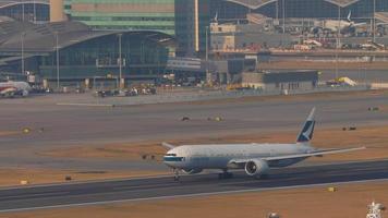 Boeing 777 Cathay Pacific takeoff video