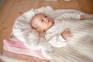 lindo bebé en un dormitorio de luz blanca el bebé recién nacido es lindo. en ropa de cama para niños nacidos - imágenes foto