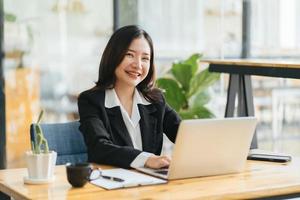 joven mujer de negocios enfocada en el éxito y el crecimiento. trabajo feliz. foto