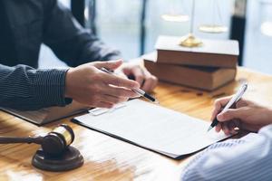 abogado o juez masculino consulta tener una reunión de equipo con el cliente, la ley y el concepto de servicios legales. foto
