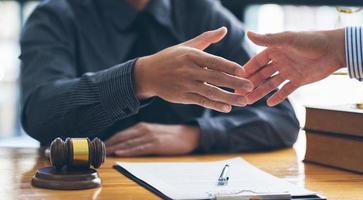 buen servicio de cooperación de consulta entre un abogado masculino y una mujer de negocios, apretón de manos después de un buen acuerdo, ley y concepto legal.