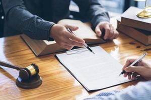 abogado o juez masculino consulta tener una reunión de equipo con el cliente, la ley y el concepto de servicios legales. foto