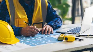 diseño de ingeniero arquitecto trabajando en el concepto de planificación de planos. concepto de construcción foto