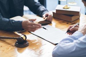 abogado o juez masculino consulta tener una reunión de equipo con el cliente, la ley y el concepto de servicios legales.