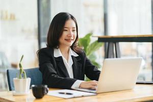 joven mujer de negocios enfocada en el éxito y el crecimiento. trabajo feliz. foto