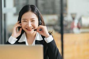 joven empresaria discutiendo los detalles del proyecto con los clientes a través de una videollamada. foto