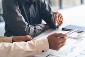 Lluvia de ideas del equipo corporativo de negocios, estrategia de planificación con un análisis de discusión, investigación de inversiones con gráfico en la oficina, documentos de su escritorio y concepto de ahorro. foto