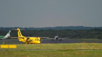 avion à réaction dornier 328 roulant au sol video