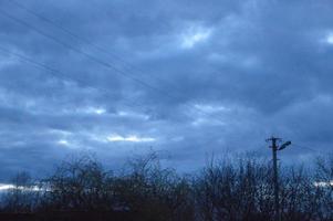 nubes de tormenta en la noche en el cielo en el pueblo foto