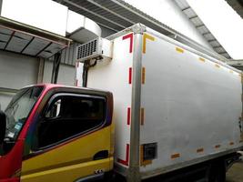 Camión de logística con nevera en zona industrial. foto