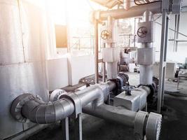 línea de agua de tubería en refrigeración de agua industrial. foto