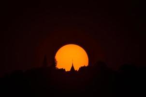 puesta de sol detrás del templo doi suthep. foto