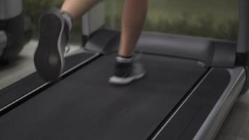 Fitness-Beine für Frauen, die zu Hause Cardio trainieren, Sportlerin mit Sportschuhen, die nachts auf dem Laufband in einem modernen Fitnessstudio laufen, weibliche Körperform und Gesundheitsfürsorge, Marathonläufer üben video