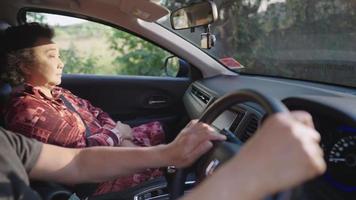 un mari et une femme bouleversés assis silencieux après une querelle dans la voiture, une femme âgée réfléchie assise et regardant tranquillement sur la route avant hors de la voiture pendant que le mari conduit sans arrêt, conflit conjugal