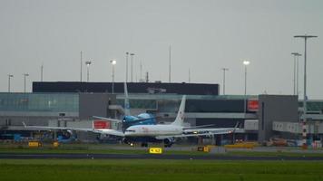 TUI Fly Boeing 737 taxiing video