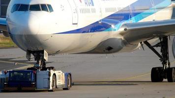 reboque de avião para serviço video