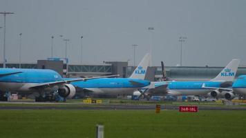 traffico aereo all'aeroporto di Schiphol video