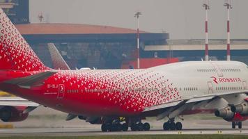 Boeing 747 Rossiya taxiway video