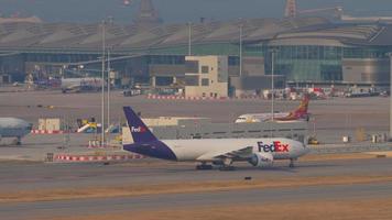 boeing 777 fedex in rullaggio video