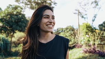 mujer brasileña latina sonriente en la granja. alegría, positivo y amor. foto