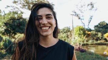 mujer brasileña latina sonriente en la granja. alegría, positivo y amor. foto