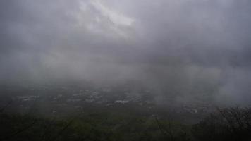 zeitraffer von bewölktem himmel und regenstürmen am aussichtspunkt doi suthep am morgen. Landschaftsansicht der Stadt Chiang Mai vom Hügel während der Regenzeit. video