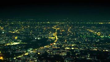 lasso di tempo della città di notte a chiang mai, tailandia. la vista dal punto di vista doi suthep è una popolare destinazione turistica per i turisti. vista panoramica e scena crepuscolare della città di chiang mai dalla collina. video