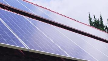 Sonnenkollektoren auf dem Fabrikdach. Konzept der alternativen Energie