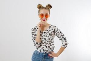 cara de mujer de primer plano. primer plano femenino de moda en ropa de moda aislado sobre fondo blanco. tiempo de diversión de verano y accesorios de verano. chica divertida. foto