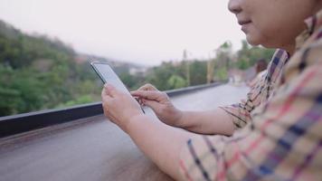 Sênior feminino deslizando lentamente na tela do smartphone devido a problemas de visão, vovó idosa cansada de dispositivo sem fio de tecnologia moderna por sofrer de problema de fadiga ocular de visão embaçada video