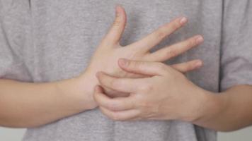 Hand kratzt an einer anderen Hand Krätze, Juckreiz, Räude, Hautkrankheiten concept.on weißem Hintergrund. Nahaufnahme der weiblichen Arme. gesundheitliche und dermatologische Probleme video