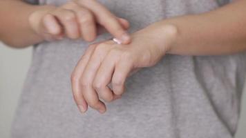 Hand Hautschutz. Nahaufnahme der Hand der Frau, die Feuchtigkeitscreme aufträgt. gesundheitliche und dermatologische Probleme