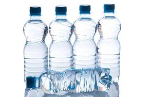 botellas con agua foto