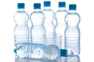 botellas con agua foto