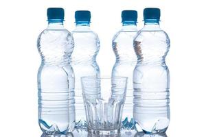 vidrio y botellas con agua dulce foto