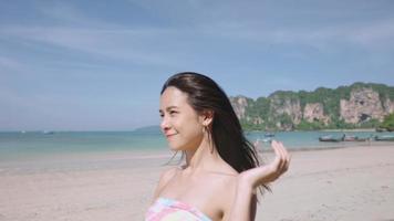 asiatische schöne Model in modisch gut gekleidet allein genießt Meeresbrise an einer atemberaubenden Küste im Sommerurlaub, Ökosystem, natürliche Ressourcen, ein schwarzes Haar, das durch den Wind fließt, Schönheitspflege video