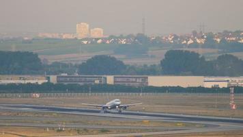 campo lungo, atterraggio dell'aereo video