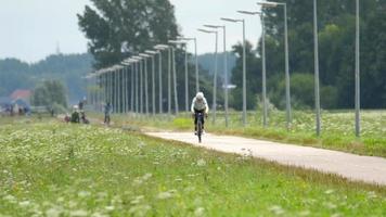 cycliste en formation, piste cyclable près de la piste du polderbann video