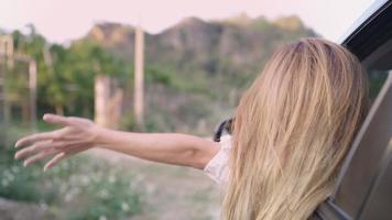 Nahaufnahme Modell Rückseite, schöne schattierte blonde Frau video